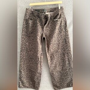 Low rise leopard jeans